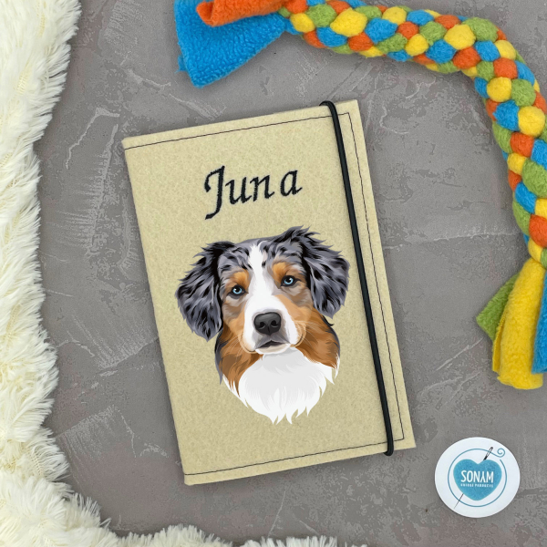 Designbeispiel der Impfpasshülle beige für die Hunderasse Australian Shepherd blue merle tan